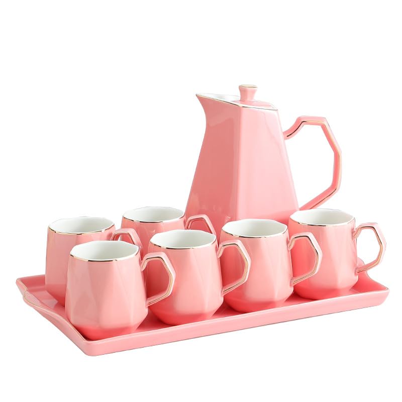 Tasse de thé maison et carafe en céramique pour éviter les gouttes sur la table