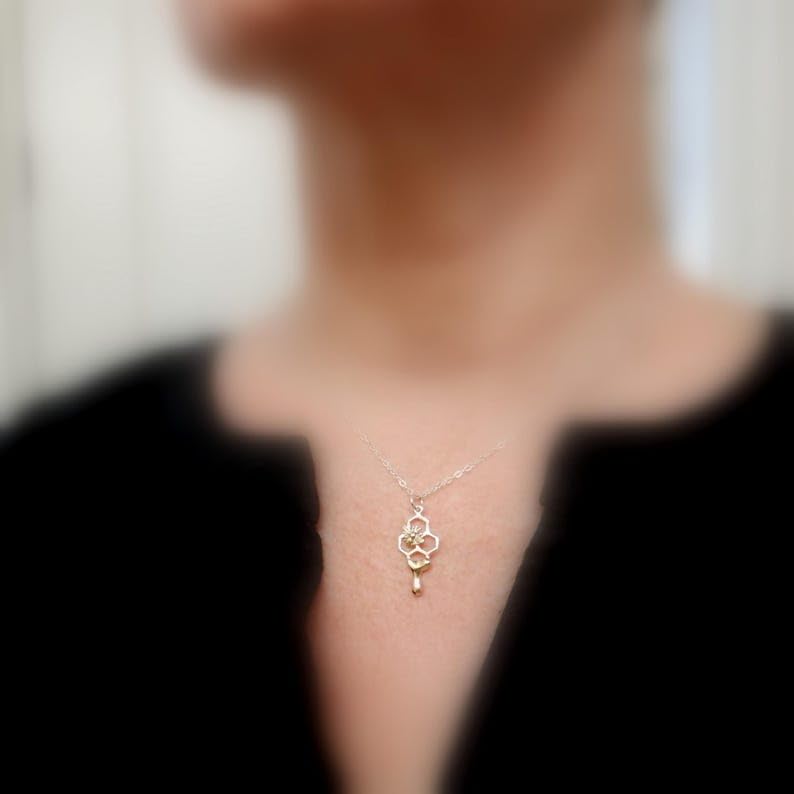 Collar de plata de ley 925 con abeja de bronce pequeña y dije de panal 3