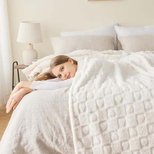 NEWCOSPLAY Super Soft Throw Blanket Ivory Premium Silky Flannel Fleece 3D Heart Checkered Lightweight Bed Blanket All Season Use (Ivory Heart, Throw(50"x70"))