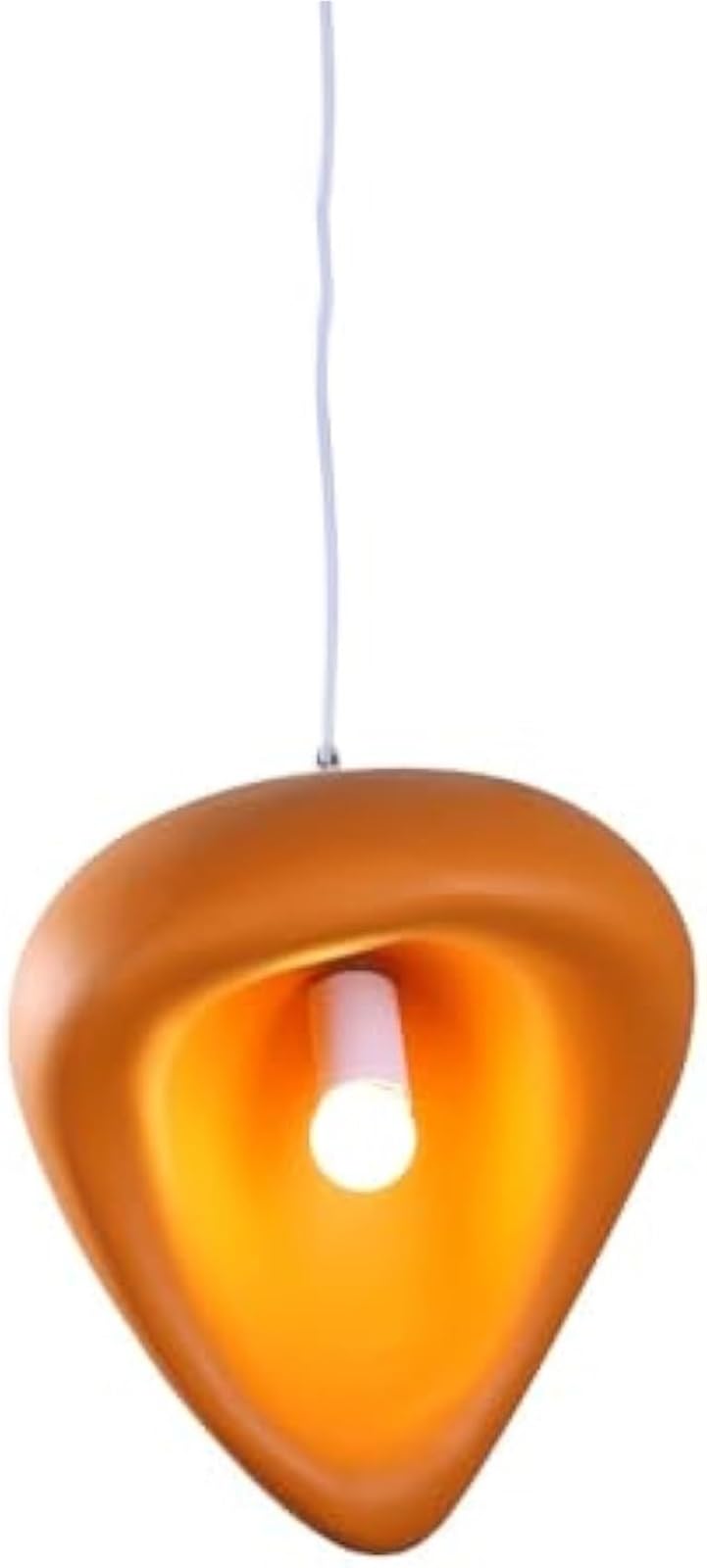 Plafonnier suspendu orange pour une salle à manger chaleureuse