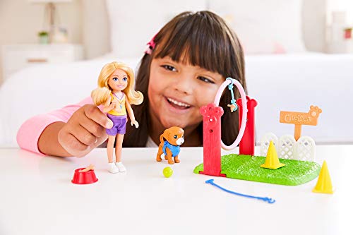 Barbie GTN62 - Chelsea-Karrierepuppe blonde Chelsea-Puppe und Hundetrainerin-Spielset, Spielzeug ab 3 Jahren – Bild 3