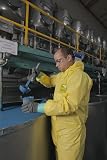 Ansell AlphaTec 2300 Modell 132, Einweg-Schutzanzug, Chemikalienschutz Typ 3/4/5, Wasserdichter Ganzkörperanzug, Arbeitsoverall in robuster Qualität, Schutzanzug gelb, 1 Stück, Gr. L