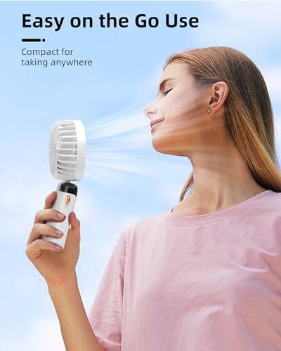Koonie Draagbare handventilator, op batterijen werkende ventilator met basis, 8 uur, digitaal display, 5 snelheden, 90° verstelbaar, oplaadbare mini-ventilator voor buiten en binnen, wit - Afbeelding 3