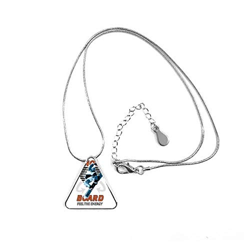 Pendentif planche à neige en triangle avec sa chaîne : la décoration cadeau idéale pour skieur