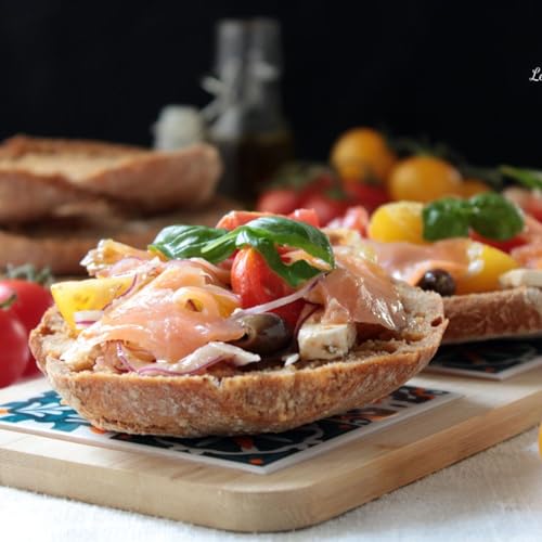 Friselle con salmone, pomodorini, cipolla rossa, olive taggiasche e feta