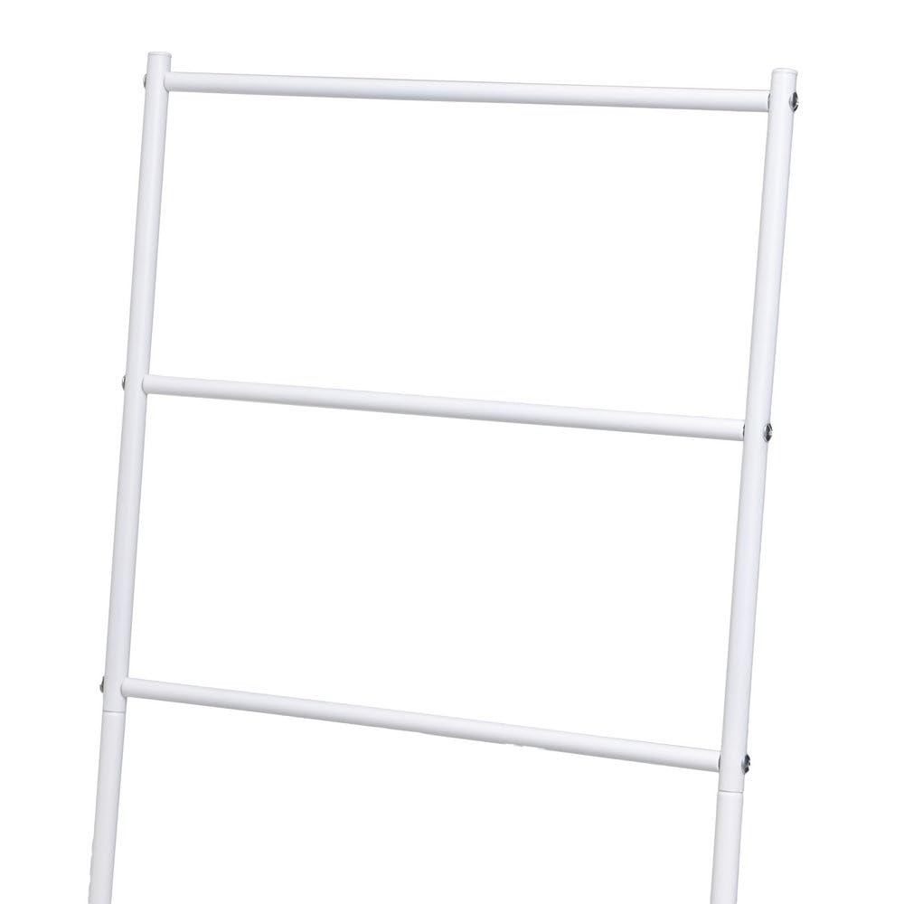 Toallero de pie con 3 Brazos de Metal Pintado al Polvo en Color Blanco. Distancia Entre Barras: 19 cm. Medida Base: 46x35 cm. Altura 82 cm. Soporta 10 kg. Requiere Montaje