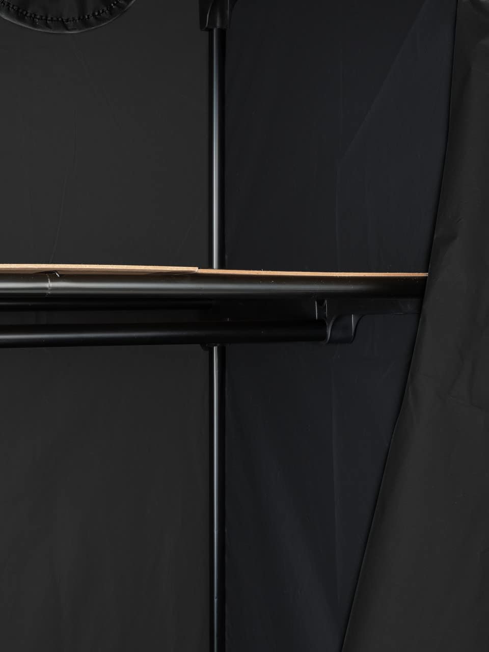 WENKO Kleiderschrank Mod. Deep Black mit Ablage und Kleiderstange für die Aufbewahrung von Textilien Metallgestell und PEVA-Bezug Maße 75 x 160 x 50 cm