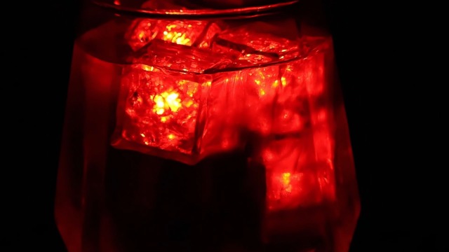 Cubos de hielo LED rojo con luz activada por líquido 12 pcs miniatura 7