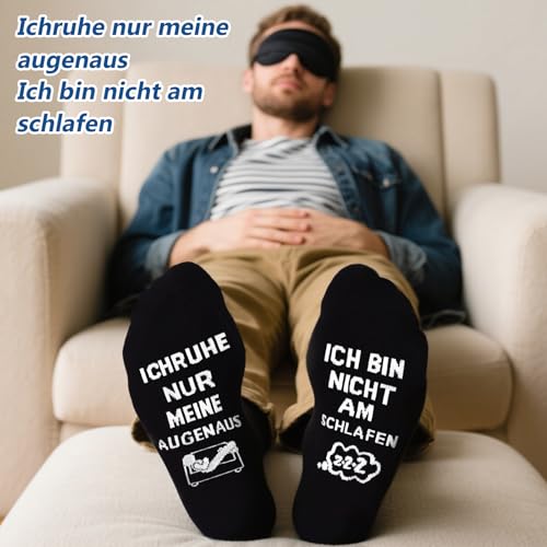 Detaillierter Blick auf SockWaddles Herren-Sockenpaar in der Hand - Detailansicht von SockWaddles Lustige Socken Herren �...