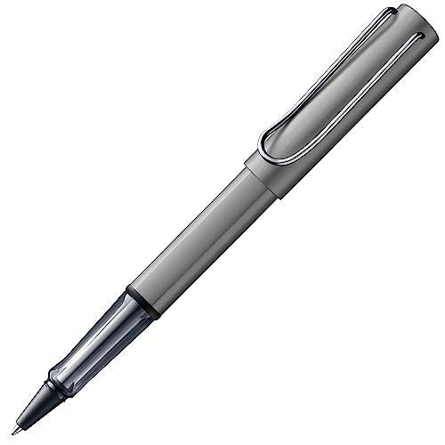 LEGGERO, LEGGERISSIMO, LAMY AL-star: Lo strumento di scrittura classico in alluminio resistente supera con eleganza tutte le sfide della vita quotidiana. L'impugnatura trasparente si adatta comodamente alla mano e, con una vista chiara sul ricambio del roller, trasforma la funzionalità in un punto di forza visivo.