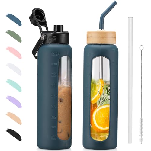 BLUEGO Borraccia Vetro 900ml con 2 Coperchi e Cannuccia, Sportiva Bottiglia d’Acqua con Custodia in Silicone e Indicatori di Tempo, Senza BPA, Blu scuro