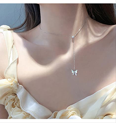 Collier à breloques rondes et pendentif papillon pour look chic