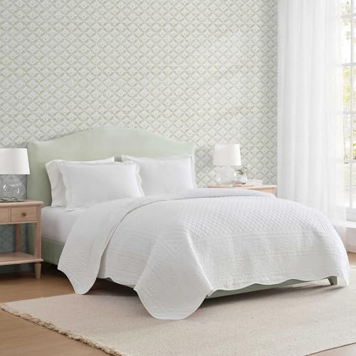 Image of Martha Stewart - Twin Size Quilt Set, Soft & Breathable Cotton Percale Quilted Bedding with Matching Pillowcase, Scalloped Edge Bed Set, Vintage Scallop White