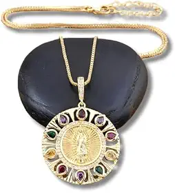 Colar Feminino "Santa Maria" Cravejado com Zircônias, Dourado, Pingente Religioso 30x43mm, Corrente 45cm – Acompanha Bolsa de Veludo