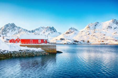 adrium Póster de 80 x 50 cm - Vista invernal cautivadora del pueblo de pescadores en el estrecho Sundstraumen, que separa las islas Moskenesoya y Flakstadoya. Lugar: (163479541)