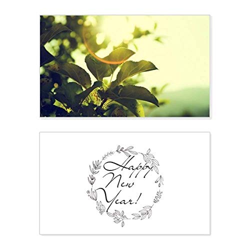 Carte de Nouvel An Sunshine Leaves sur votre table de fête familiale
