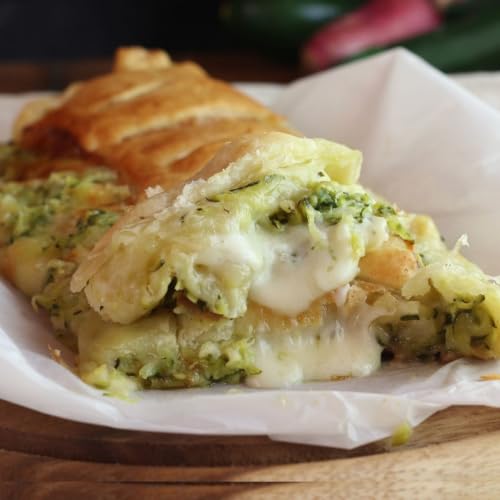 Strudel salato con zucchine e scamorza: la ricetta veloce dal cuore filante e la sfoglia dorata
