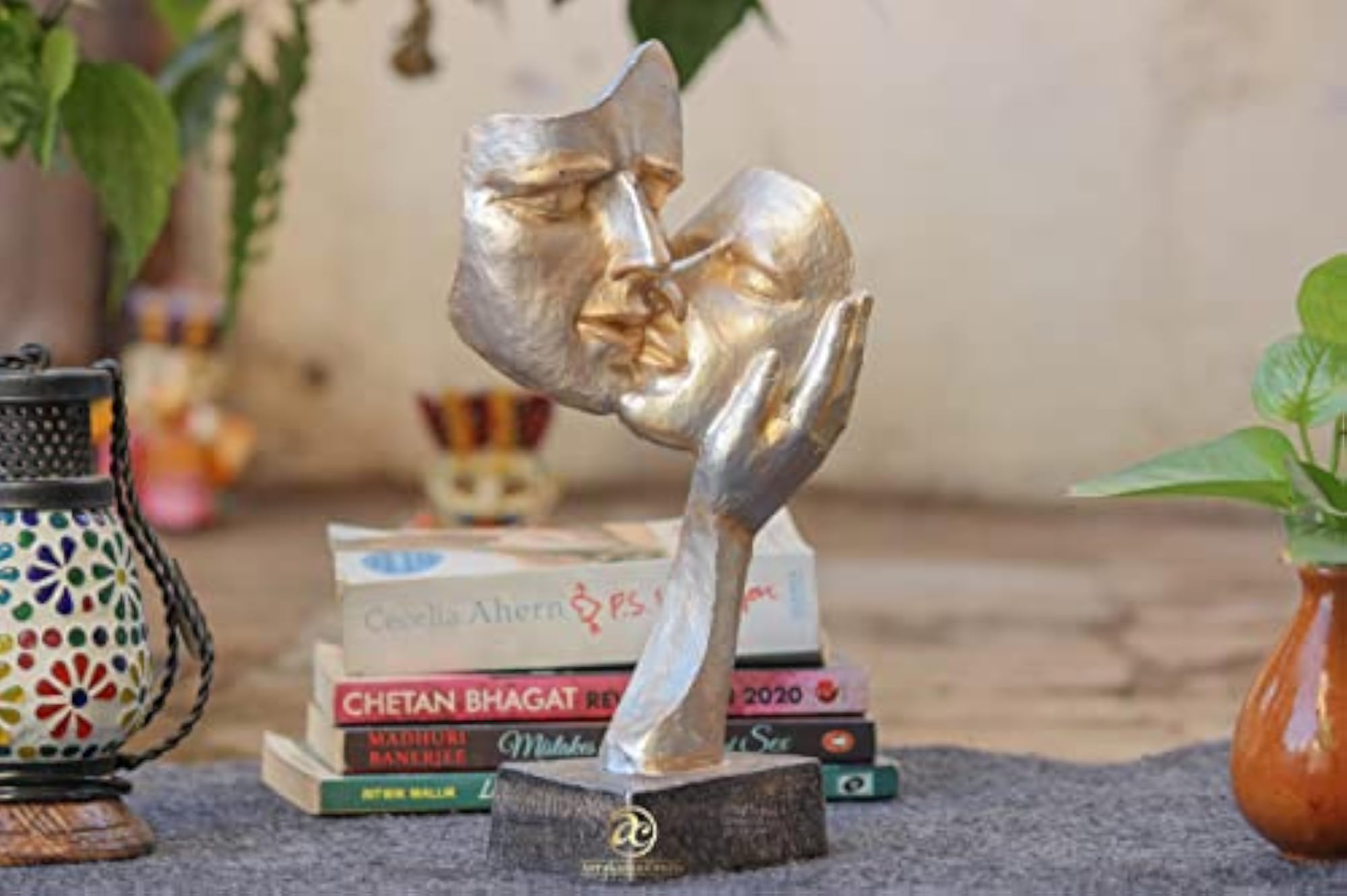 Home Decor Love Couple Statue for Modern Interiors