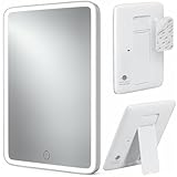 Miroir LED Glow-Up de Mavoro, conçu pour la vraie vie – Nous avons développé ce miroir LED de maquillage pour les routines beauté qui ne restent pas en un seul endroit. Fixez-le au mur avec la bande adhésive 3M fournie ou dépliez le support pour le bureau, la coiffeuse ou l'étagère d'hôtel. Que vous perfectionniez votre cat-eye à la maison ou que vous vous rafraîchissiez en déplacement, le miroir avec éclairage Mavoro offre la clarté (et le glow) dont vous avez besoin, sans aucun outil.