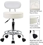 KKTONER PU Tabouret en cuir Rolling Mid-Back avec repose-pieds Hauteur Ajustable Ordinateur de bureau Accueil Rédaction Chaise de travail pivotante avec roues (Blanc)