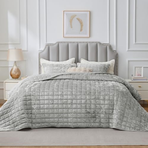 BEDELITE Velvet Quilt Set Queen Size - Luxury Velvet Comforter Bedding Set 3 Pieces, Soft Cozy Light Grey Oversized Bedspread Coverlet for All Seasons with 2 Pillow Shams