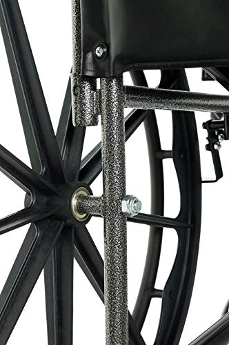 Nærbillede af en kørestols hjulaksel og rammeforbindelse