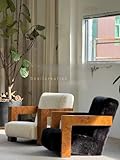 Polyvalent, ce canapé de style mid-century s'intègre parfaitement dans divers environnements : il sublime un coin lecture cosy, apporte du caractère à un salon minimaliste, sert de pièce maîtresse dans un bureau à domicile ou complète une chambre à coucher à thème rétro grâce à son design à la fois nostalgique et polyvalent.