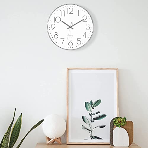 Horloge murale moderne au design rond argenté épuré