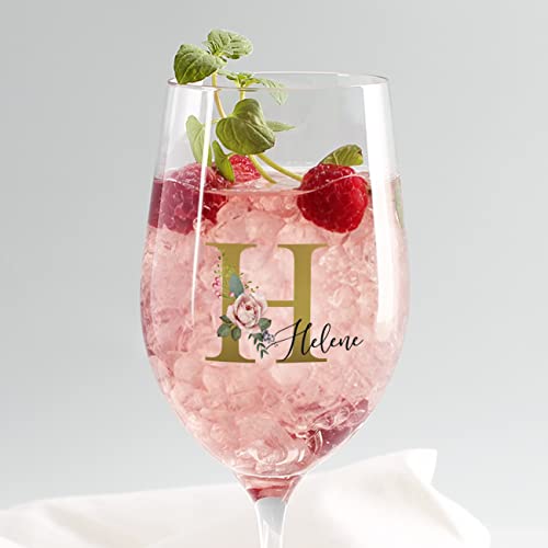 Foto von Herz & Heim® schönes Geschenk für die Frau Weinglas mit Personalisierung zu Weihnachten oder zum Geburtstag Monogramm mit Blumen