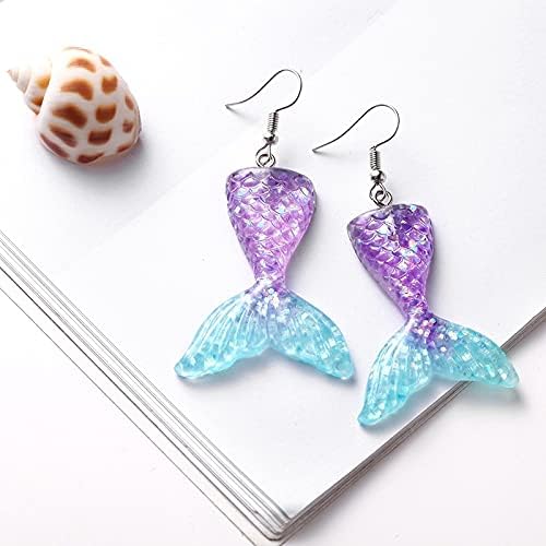 Miniatura 5 de Yissw Juego de 2 aretes coloridos de resina con cola de sirena y cola de pez de dibujos animados para niñas y mujeres, Resina, Resina