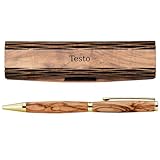 La penna a sfera viene fornita in una scatola di legno realizzata in modo creativo. La clip della penna a sfera è disegnata in elegante nero e oro, la punta è color oro. La penna a sfera in legno ha una ricarica sostituibile, il colore della scrittura è blu. Per cambiare la ricarica, la parte posteriore della penna può essere estratta con attenzione e semplicemente riposizionata. La scatola di legno non è in legno d'ulivo.