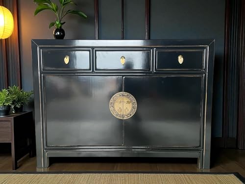 Cassettiera Asia in stile vintage cinese decorata con intricati raccordi rotondi in ottone che mostrano il calendario zodiacale cinese in dettaglio.