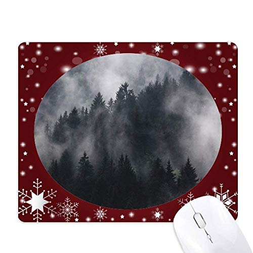 Tapis de souris forêt sombre et brume pour un espace de travail hivernal inspirant