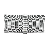 Cette pochette polyvalente en cuir à motif illusion d'optique pour lunettes de soleil n'est pas seulement pour les lunettes, elle peut également stocker d'autres petits articles comme le maquillage, les bijoux ou même les espèces. Sa taille compacte (6,7 x 8,9 cm) le rend facile à glisser dans des sacs plus grands, assurant que tous vos essentiels sont à portée de main.