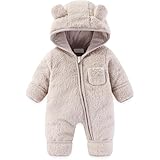 Chaleur et confort de qualité supérieure : cette combinaison de neige pour bébé est fabriquée à partir de flanelle ultra douce, offrant chaleur et confort supérieurs. Le manteau pour bébé dispose d'une doublure en coton supplémentaire dans la capuche, assurant que votre bébé reste confortable et au chaud pendant les mois les plus froids. Les jolies oreilles d'ours sur la capuche ajoutent une touche amusante et charmante. Parfait pour les promenades en plein air, les voyages et la détente en intérieur, cette combinaison de landau pour bébé garde votre tout-petit bien au chaud où qu'il aille.