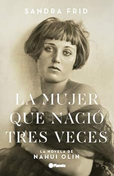 Paperback La mujer que nació tres veces (Spanish Edition) [Spanish] Book