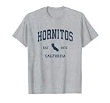 La camisa vintage de Hornitos California con logotipo deportivo de la vieja escuela es un gran recuerdo y regalo de viaje. También disponible en camisetas para hombre, mujeres y niños, camisetas de manga larga, sudaderas con capucha y sudaderas. Haz clic en el enlace de la marca arriba para ver más estilos.