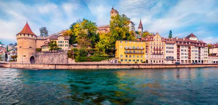 Tableau acrylique paysage urbain Lucerne pour salon chaleureux