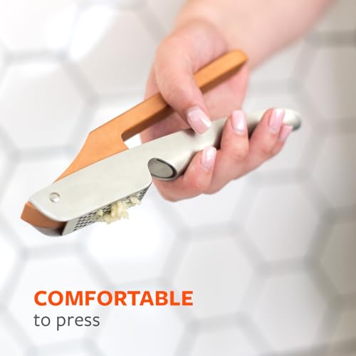 Image of Full Circle No Mess Garlic Press, Dishwasher safe | Easy-clean stainless steel with a built-in scraper for effortless, mess-free crushing