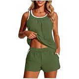 Profitez du haut tankini chic qui coule gracieusement sur votre taille, associé à un short de bain taille haute ou un bas de bikini. Le tissu doux et extensible assure une liberté de mouvement complète, ce qui le rend idéal pour le volleyball de plage, les jeux de piscine ou pour chasser les enfants sur le sable