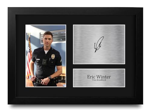 HWC Trading Eric Winter The Rookie Tim Bradford Geschenke Gedrucktes Signiertes Autogramm Foto für Fans von Fernsehshows - A4 Gerahmt für 26,99 EUR bei amazon.de Bild: HWC Trading Eric Winter The Rookie Tim Bradford Geschenke Gedrucktes Signiertes Autogramm Foto für Fans von Fernsehshows - A4 Gerahmt für 26,99 EUR bei amazon.de