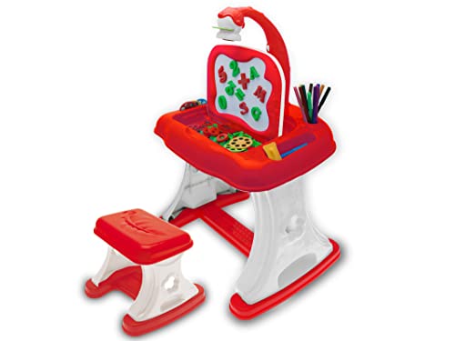 TUTTO INCLUSO, PRONTO PER CREARE: Apri la scatola e l'arte ha inizio! Questo banco scuola bambini è completo di tutto: il banco con proiettore, un comodo sgabello, 12 pennarelli colorati, 42 magneti, 6 dischetti per il proiettore e un cancellino. Non dovrai acquistare nient'altro per iniziare a giocare.