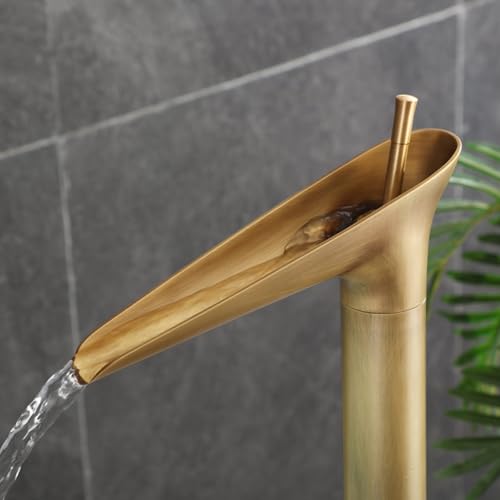 Mitigeur de sol rétro cascade Gref pour une salle de bain style spa privé