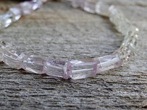 Kunzite et hiddenite naturelles en pépites irrégulières, des pierres rares chargées de poésie