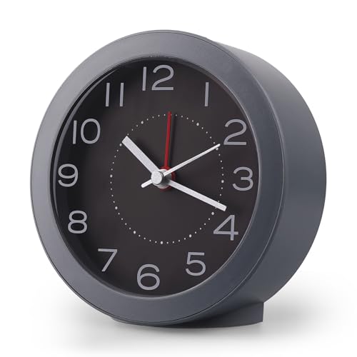 Sveglia Analogica da Comodino Silenziosa Senza Ticchettio, con Funzione Snooze e Quadrante Luminoso, Alimentazione a Batterie (Include 2 AA), Design Compatto per Camera da Letto, Viaggi e Ufficio
