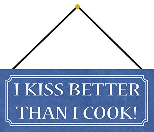 Targa in metallo 27 x 10 cm bombata con cordoncino I kiss Better Than I Cook con scritta Humor divertente con scritte decorative