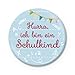 Produktbild BUTTON MATT SCHULKIND SCHULE ABC  Zum Schulanfang HURRA ICH BIN EIN SCHULKIND BLAU ROT GIRLANDE  Geschenk für Schlaufüchse Schultüte Mitgebsel Mitbringsel  Ø32mm Nadelbutton Pin Anstecker
