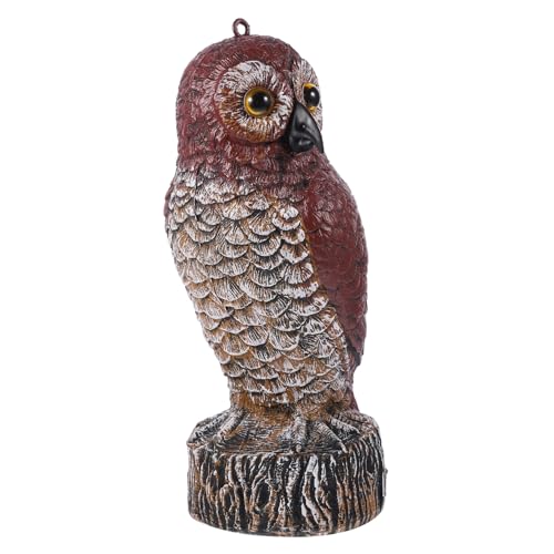 Figurine de faux hibou réaliste contre le vide décoratif