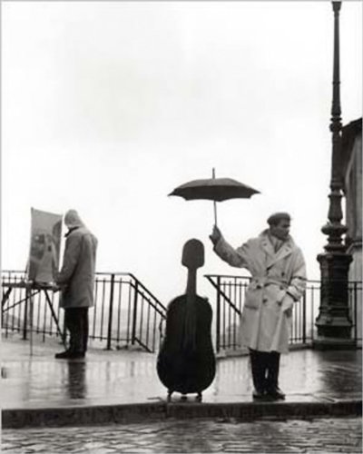 Close Up Reproduction Un Musicien sous la Pluie Robert DOISNEAU (24cm x 30cm) + Un Poster Surprise en Cadeau!
