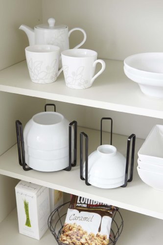 お茶碗を重ねて食器棚で収納する際、３本の支柱で食器を支えて横倒れを防いでくれるボウルストレージ。逆さまに伏せて収納するのでホコリが入らず衛生面も安心です。また、掴んで移動できるので、高い位置に収納してある食器も楽に取り出せるうえに、そのまままとめて持ち運びもできます。カラーはブラックとホワイトの2色。インテリアに合わせて選べるのも◎。